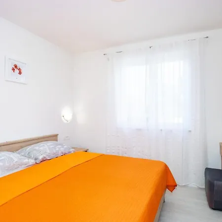 Apartman Ivona U Prizemlju Malinska Exterior photo