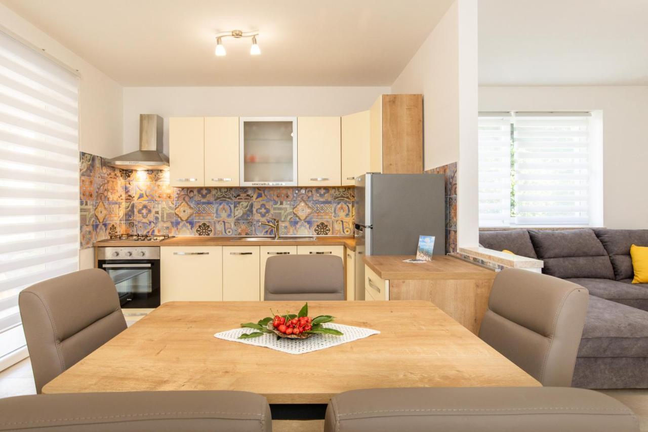 Ivona U Prizemlju Apartment
